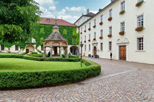 Hof des Neuen Stifts-Klosters Brixen Südtirol Italien Europa