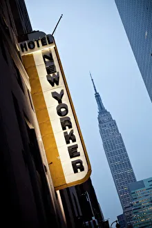New York Drucke: Neuer Yorker Hotel und Empire State Building in Manhattan im Stadtteil von New York City in den Vereinigten Staaten