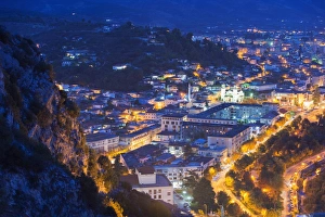 Drucke von Blick in die Nacht von Berät, Weltkulturerbe der UNESCO im Albanien und Europa Albanien Drucke: Blick in die Nacht von Berat, Weltkulturerbe der UNESCO im Albanien und Europa