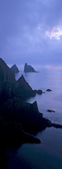Great Britain Outdoor Photography Drucke: North cliffs and stack of Skroo in the mist