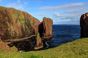 Nordham mit Lichenvölkern bedeckten riesigen roten Granitklippen und -Felsen; Muckle Roi Inseln in den Schottischen Hebriden