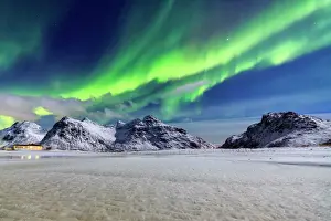 Drucke von Nordlichte (Aurora Boreale) beleuchten den Himmel und die schneebedeckte Landschaft um Flakstad auf den Löfotener Inseln im Arktis in Norwegen in Skandinavien und Europa Norwegen Drucke: Nordlichten (Aurora Boreale) beleuchten den Himmel und die schneebedeckte Spitze von Flakstad