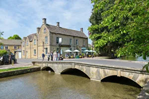 Gloucestershire Drucke: Alter Brücke über den Fluss Windrush in Bourton-on-the-Water im Cotswold District von Gloucestershire