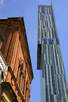 Altes Gebäude mit der Beethams-Turm im Hintergrund, Manchester, England