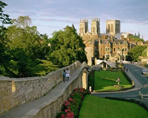 Alter Stadtwall und York-Minister in der StadtYork im Lande Yorkshire in Großbritannien im Vereinigten Königreich Europas
