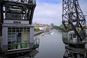 UK Cityscape Photography Drucke: Old dockside cranes frame the harbour, Bristol, England, United Kingdom, Europe