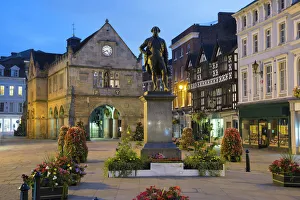 Shropshire Drucke: Der alte Marktgebäude und die Statue von Robert Clive in der The Square im Schrewsbury im shroeschenland