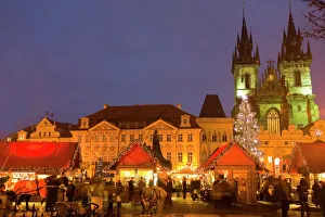 Drucke von Altstadt am Weihnachtsmarkt und die Týn-Kathedrale in Prag, Tschechische Republik, Europa Tschechische Republik Drucke: Altstadt am Weihnachtsmarkt und die Tschechische Kathedrale St