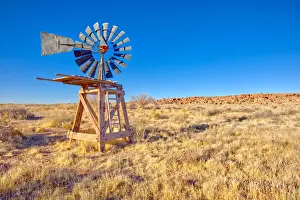 Arizona Landmarks Drucke: An old windmill marking the boundary of the Devils Playground in Petrified Forest