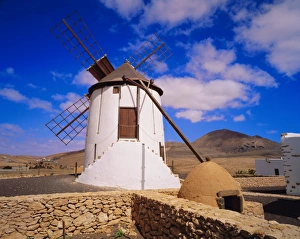 Canary Islands Landmark Drucke: Old windmill with old stone oven