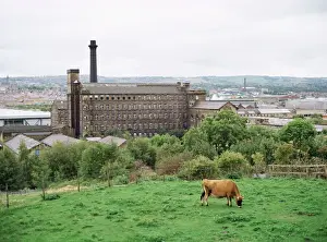 Drucke von Alter Wolle-Mühlen westlich der Stadt aus südlicher Richtung vom Gebiet von Manningham in Bradford im West-Yorkshire in England im Vereinigten Königreich Europa West Yorkshire Drucke: Alter Wolle-Mühlen westlich der Stadt im Süden vom Gebiet Manningshan in Bradford