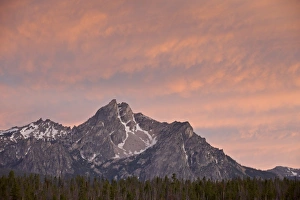 US Nature Photography Drucke: Orange clouds over McGowen Peak at sunset, Sawtooth National Recreation Area