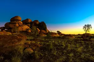 Bildung des Outbacks mit den Granitbrocken von Devils Marbles nach Sonnenuntergang