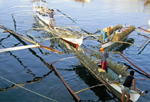 Filipino Fishermen At Work Drucke: Outriggers