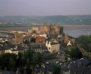 Wales Travel Destination Drucke: Overview with castle