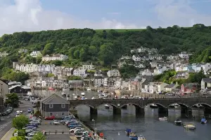 Übersicht über den Hafen von Looe und die Brücke verbindend Ost- und West-Looe in der Grafschaft Cornwall im Vereinigten Königreich Großbritannien Europa