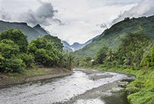 Mountain Valley Scene Drucke: Paea River with dramatic mountains in the background
