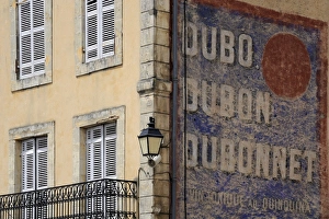 Drucke von Gemälte von einer Dubonnet-Werbung auf der Wand eines Gebäudes in Belves im Département Dordogne in der Region Nouvelle-Aquitaine Frankreich Europa Dordogne Drucke: Gemälte von einem Dubonnet-Werbung auf der Wand eines Gebäudes in Belves, Akitanien