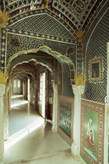 Rajasthan Palace Architecture Drucke: Detail of one of the painted and mirrored corridors
