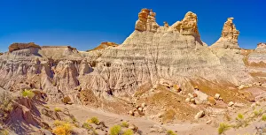 Blick auf drei Hoodoos im Königsgesichtsstil am Rande der blauen MESA von Petrified Wood