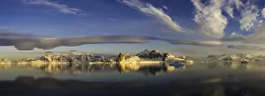 Polar Regions Landscape Photography Drucke: Panorama of mountains and lenticular clouds, Antarctica, Polar Regions