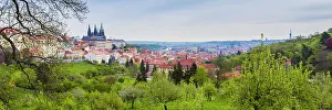 Panorama von Schloss Prag und Gärten auf dem Petřín-Hügel in Prag, Tschechien im Europäischen Teilboden