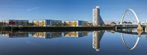 Glasgow Cityscape Photography Drucke: Panoramic reflection of Clyde Arc (Squinty Bridge) and flats, River Clyde, Glasgow