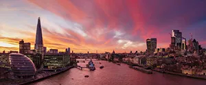 Panoramische Aussicht über den Fluss Themse mit dem Shard und der Stadt von London sowie die Tower Bridge am Sonnenuntergang in London (England), Vereinigtes Königreich Europäisch