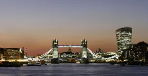 England Cityscape Photography Drucke: Panoramic view of Tower Bridge framing St