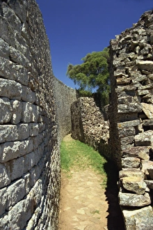 Travel Destinations Africa Drucke: Parallel walls of Great Enclosure, Great Zimbabwe, UNESCO World Heritage Site