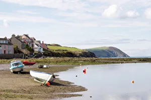 Wales Drucke: Die Parrog-Bucht und der Pfad entlang des Küstenabschnitts von Pembroke in Wales
