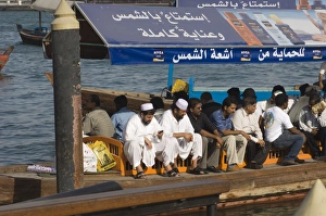 Middle East Transportation Drucke: Passangers on an abra