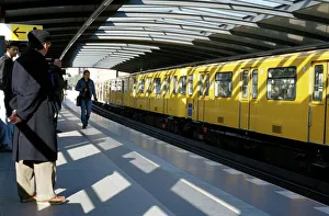 Drucke von Reisende auf der Bühne und ein gelbes Zug zur Mendelssohn-U-Bahnhof in Berlin Deutschland Europa Verwandte Bilder Drucke: Reisende auf der Plattform und ein gelbes Zug
