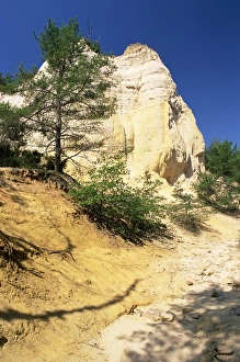 Provençal Landscape Photography Drucke: Path beneath cliffs in Colorado Provencal, Rustrel, Vaucluse, Provence, France, Europe