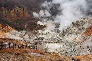 Weg durch dampfende Schwefelpits im Höllestal in Shikotsu-Toya-Nationalpark bei Noboribetsu auf der Insel Hokkaido in Japan Asien