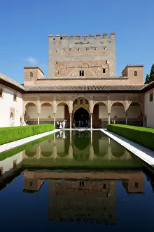 Drucke von Der Patio de los Arrayanes und die Torre der Comares im Palacio von Alhambra Weltkulturerbe der UNESCO in Granada (Andalusien), Spanien Islamische Architektur Drucke: Der Patio de los Arrayanes und der Turm von Comares im Palast von Alhambra sind Eintrag des Weltkulturerbes der