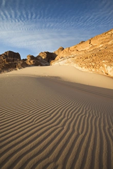 Blue Sky Scenic Views Drucke: Pattern of sun on sand dune in Sinai, Egypt, North Africa, Africa