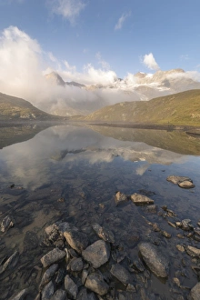 Alpine Lake Reflections Drucke: Peaks of mountain range reflected in alpine lake, Bernina Pass, Poschiavo Valley