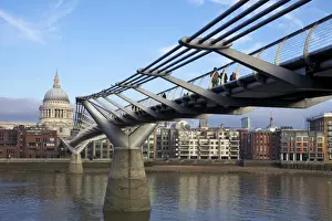 London River Thames Scene Drucke: Pedestrians on Millennium Bridge