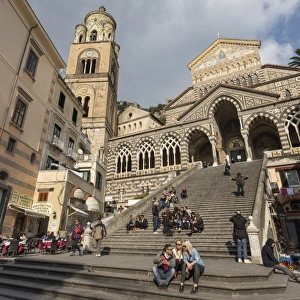 Campania Travel Destination Drucke: People in the sun on cathedral steps in spring, Amalfi, Costiera Amalfitana (Amalfi Coast)