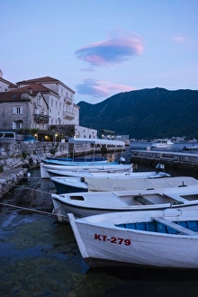 Drucke von Perast am Abendlicht, Bucht von Kotor, Montenegro in Europa Montenegro Drucke: Perast am Abendlicht, Bucht von Kotor in Montenegro im Europäischen Raum