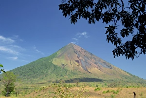 Central America Volcanoes Drucke: The perfect cone of Volcan Concepcion