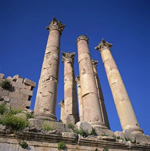 Jordanian Historical Landmarks Drucke: Detail of the peristyle of 13m high columns from