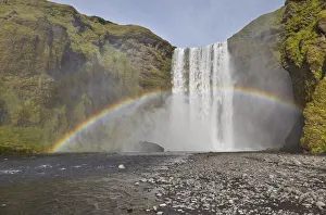 Iceland Waterfalls Drucke: A permanent rainbow in waterfall spray, Skogafoss Falls, near Vik, southern Iceland