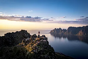 Senja Island Scenery Drucke: Person contemplating sunset from top of mountains, Senja island, Troms county, Norway