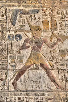 Pharaothalle mit Basreliefen im Heiligtum des Tempels von Luxor ein Weltkulturerbe der UNESCO in Luxor und Theben