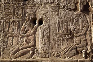 Ancient Egyptian Reliefs Drucke: Pharaoh making an Offering on right