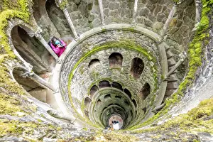 Portugal Drucke: Fotograf an der Spitze der Spiralschleife im Inneren der Turmwellen des Initiationswells