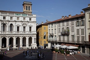 Colorful Italian Towns Drucke: Piazza Vecchia at sunset, Bergamo, Lombardy, Italy, Europe
