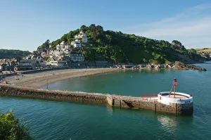Felsen und Leuchtturm am Strand in der Stadt Looe im County Cornwall in Südengland
